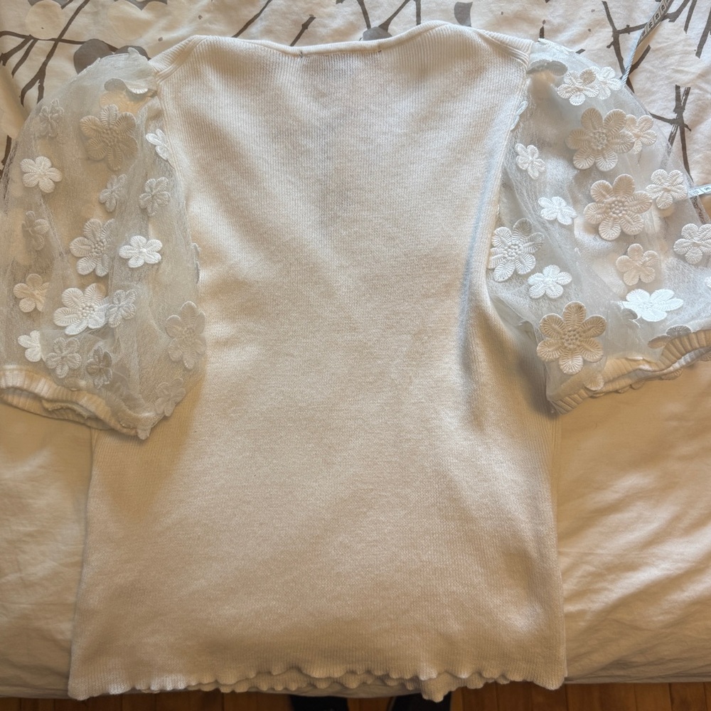 French Connection White Knit Cotton Top with Floral Appliqué Sleeves Worn Once L - Picture 3 of 8